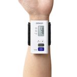 Monitor-de-Pressao-Arterial-Omron-NightView-HEM-9601T-em-Uso