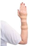 Órtese curta para punho Mercur bege ¿ vista frontal no punho direito com modelo