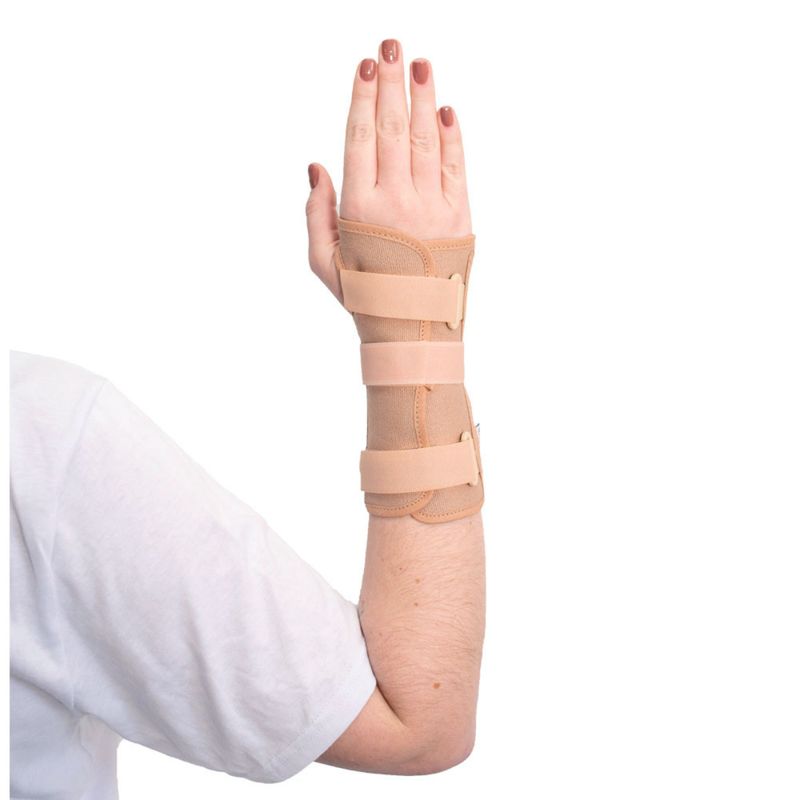 Órtese curta para punho Mercur bege ¿ vista frontal no punho direito com modelo