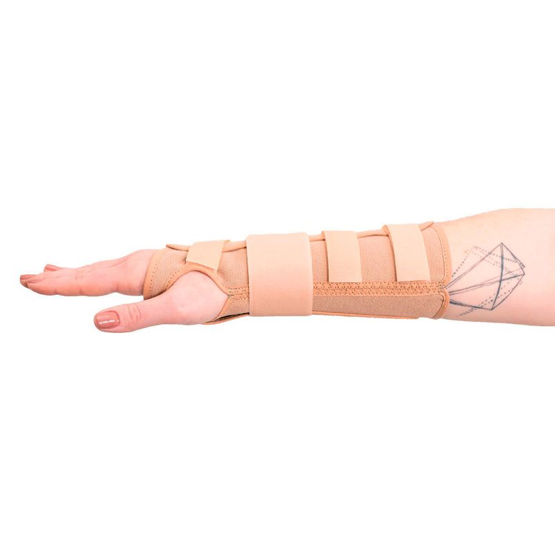 Detalhe lateral da órtese longa com tala Mercur no punho direito ¿ cor preta