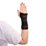 Órtese curta Mercur preta com tala ¿ vista frontal no punho direito com modelo