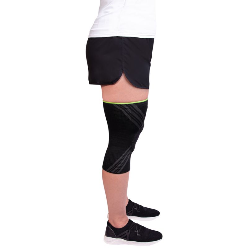 Joelheira performance Mercur usada por modelo - vista lateral