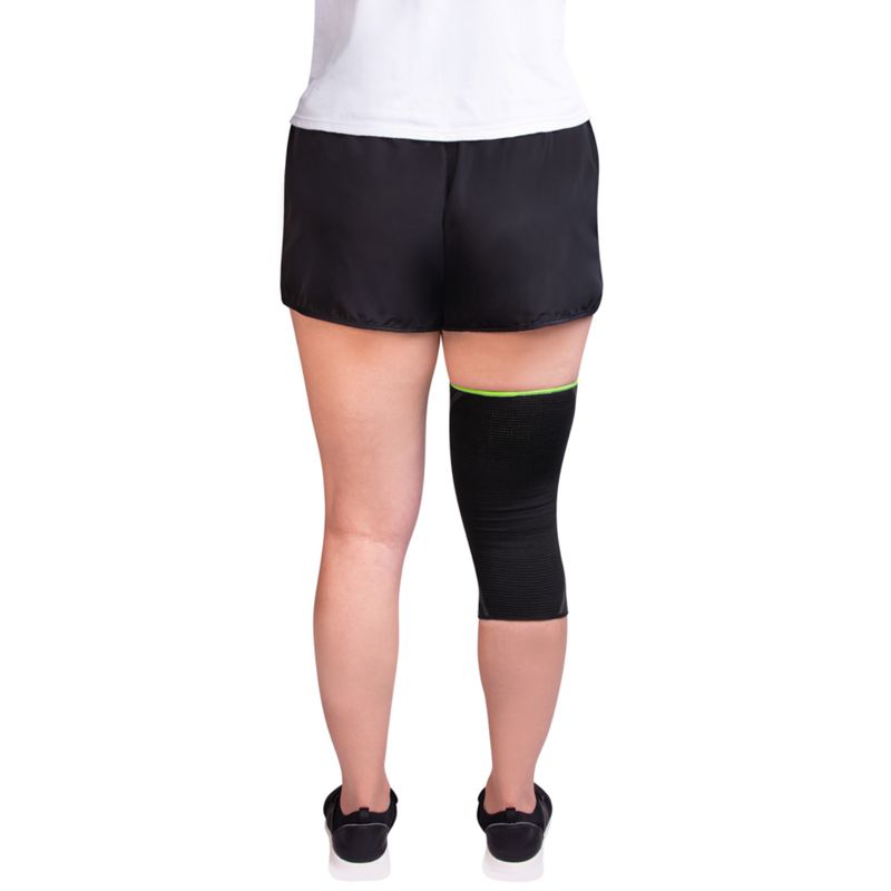 Joelheira performance Mercur usada por modelo - vista traseira