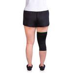 Joelheira performance Mercur usada por modelo - vista traseira