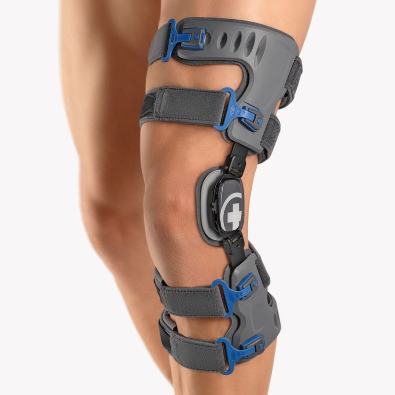 Pessoa usando o Brace Articulado OA-Xpress Bort no joelho esquerdo