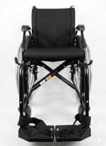 cadeira-de-rodas-agile-jaguaribe-preta-visao-frontal
