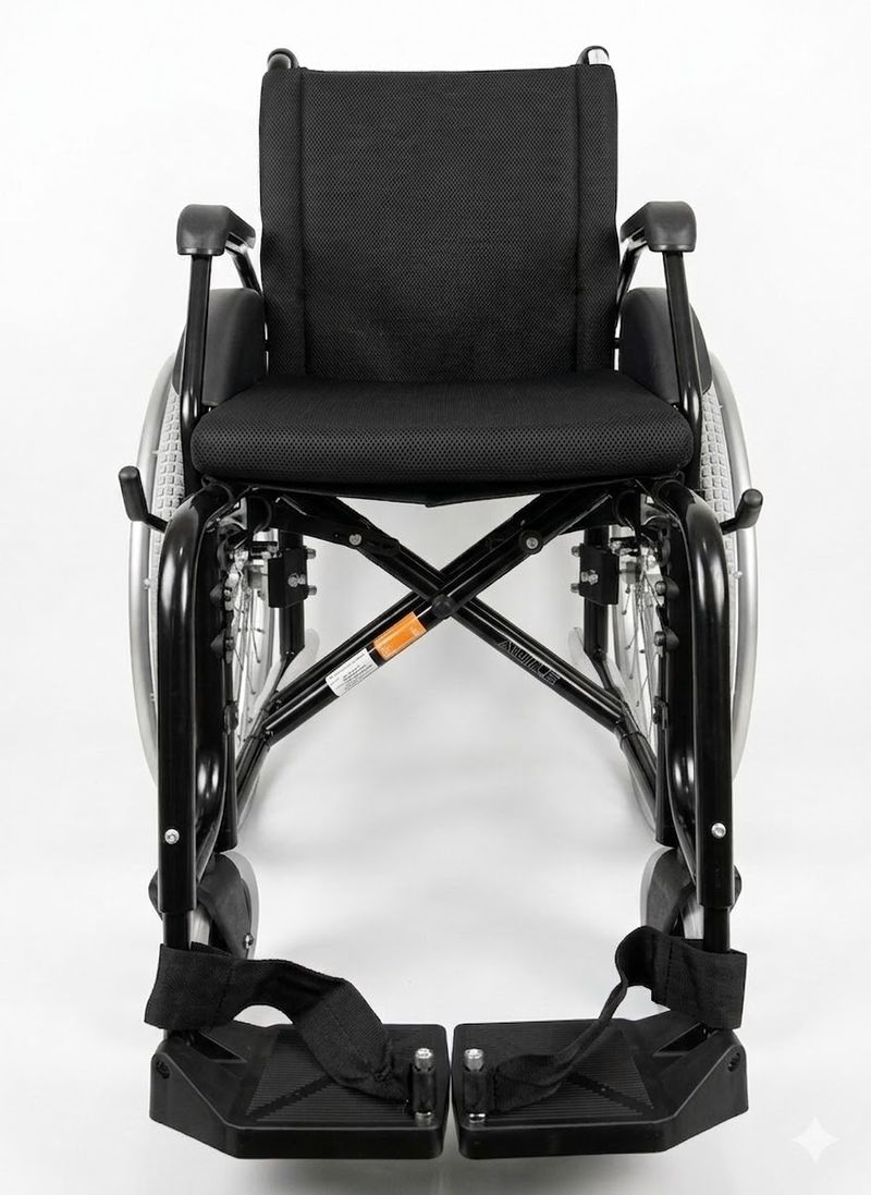 cadeira-de-rodas-agile-jaguaribe-preta-visao-frontal