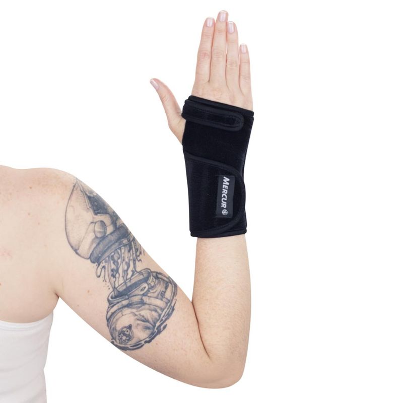 Órtese para punho com tala Mercur lado direito ¿ vista frontal com modelo