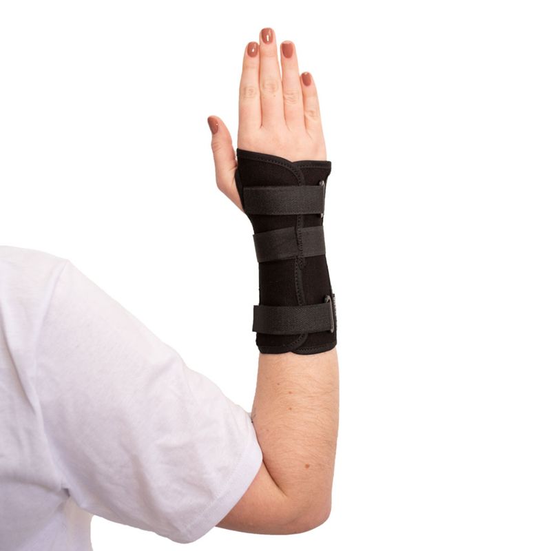 Órtese curta Mercur preta com tala ¿ vista frontal no punho direito com modelo