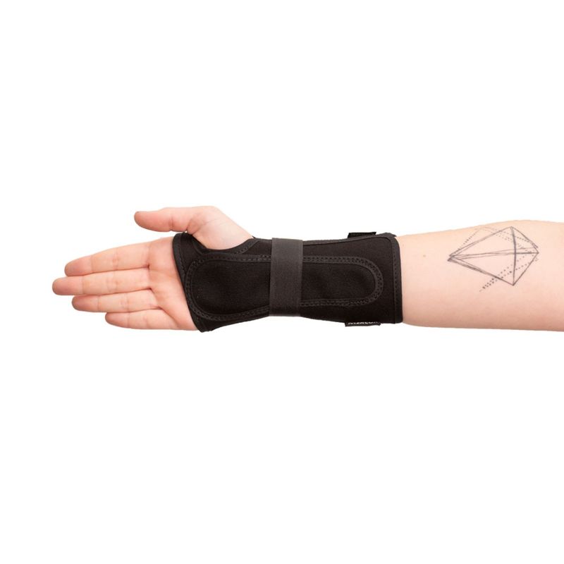 Vista da palma da mão com órtese curta Mercur preta no punho direito