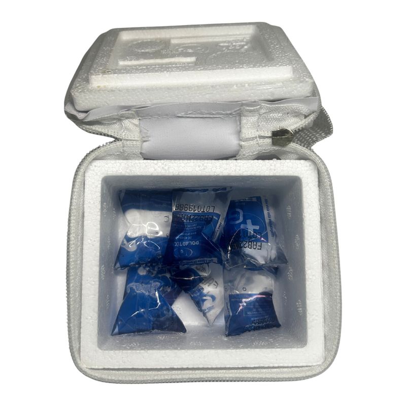 Estojo térmico Polar 400 ml para insulina com tampa aberta mostrando interior em isopor e gelos