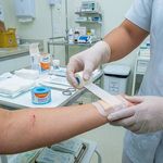 fita-microporosa-cremer-branca-25cmx10m-visao-humanizada