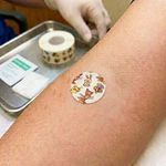 curativo-adesivo-pos-puncao-kids-redondo-ilustrado-medix-500-unidades-visao-geral2