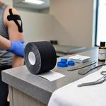 bandagem-elastica-adesiva-kinesio-supermedy-5cmx5m-preta-detalhe