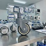 roda-para-cadeira-higienica-d60-dellamed-com-freio-visao-geral