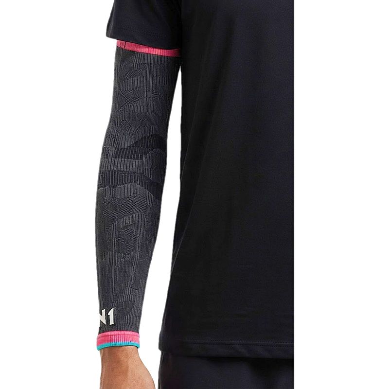 protetor-braco-n1-racket-cinza-carvao-rosa-azul-visao-humanizada
