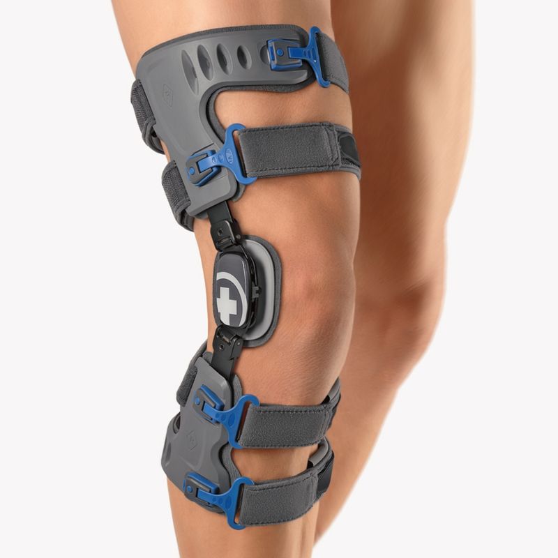 Pessoa usando o Brace Articulado OA-Xpress Bort no joelho direito